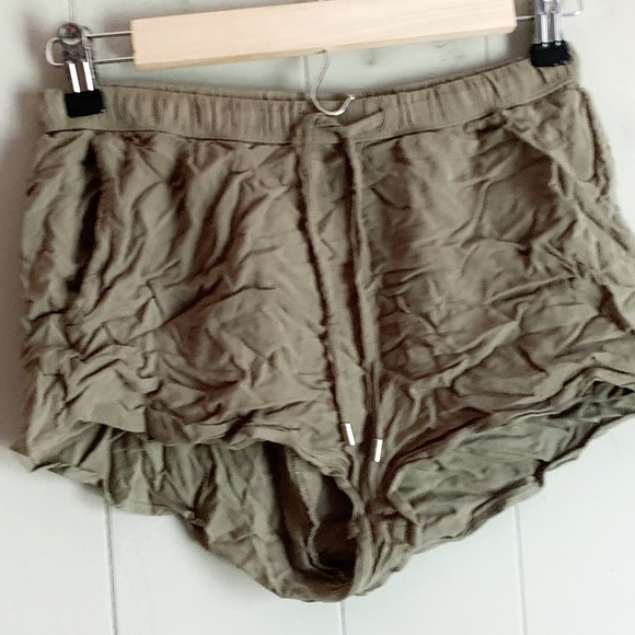 H&M Divided Pull On Short Shorts Olive Green Size 2 - Picture 3 of 5